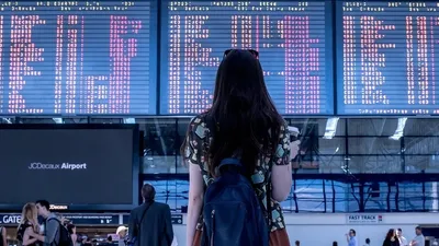 Ақтау әуежайында төтенше жағдай: сәбиімен бірге ұшқан әйел бомба туралы хабарлаған, сурет - Zakon.kz жаңалық 23.08.2025 17:51