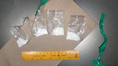 Астанада полицейлер есірткі сақтады деген күдікпен екі ер адамды ұстады, сурет - Zakon.kz жаңалық 27.08.2025 18:27