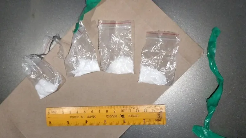 Астанада полицейлер есірткі сақтады деген күдікпен екі ер адамды ұстады