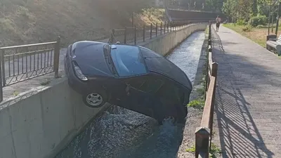 Алматыда жүргізушісіз қалған көлік өзен арнасында тұрып қалды, сурет - Zakon.kz жаңалық 28.08.2025 21:10