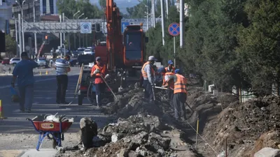 Павлодарда жер қазу жұмыстары кезінде су құбырына зақым келді, сурет - Zakon.kz жаңалық 28.08.2025 20:49
