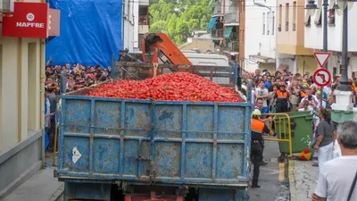 Испанияда дәстүрлі қызанақ атысына 120 тонна көкеніс жұмсалды , сурет - Zakon.kz жаңалық 28.08.2025 10:16