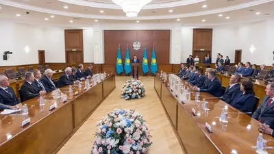 Шахтер күні қарсаңында Мемлекет басшысы Қасым-Жомарт Тоқаевтың атынан Премьер-министр Олжас Бектенов көмір өнеркәсібінің ардагерлері мен мамандарын кәсіби мерекелерімен құттықтап, мемлекеттік наградалар табыс етті., сурет - Zakon.kz жаңалық 28.08.2025 13:22