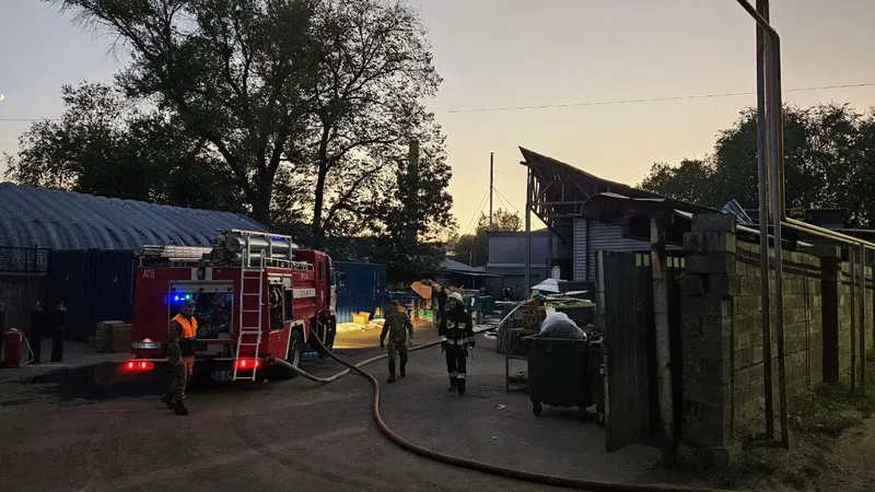 Алматылық өрт сөндірушілер жарнама агенттігіндегі өрттің өршіп кетуіне жол бермеді