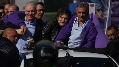 Аргентина президентінің кортежіне тас жаудырды, сурет - Zakon.kz жаңалық 28.08.2025 10:31