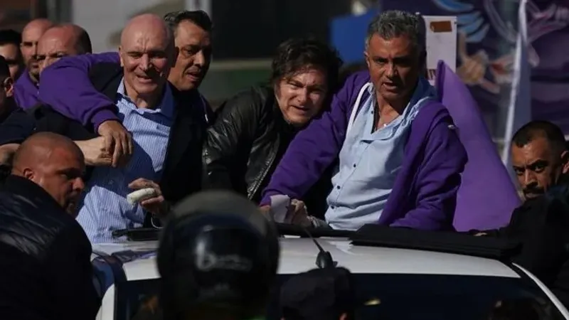 Аргентина президентінің кортежіне тас жаудырды