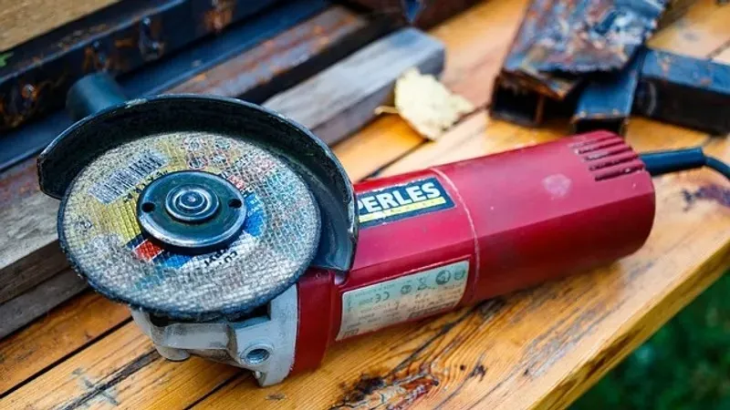 Жалаңаш адамдар жөндеу жұмыстарын жүргізіп жатыр Жалаңаш адамдар жөндеу жұмыстарын жүргізіп жатыр