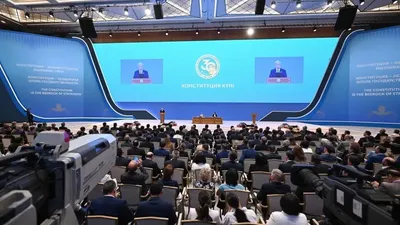 Заң саласының өкілдері, – деп жалғастырды ол, – Қазақстан азаматтарына Конституцияның негізгі қағидаларын түсіндіріп, қоғамда Заң мен Тәртіп рухында жауапты мінез-құлықтың маңыздылығына сендіруі тиіс.  «Қазақстан Конституциясы бүкіл әлемге біздің ұлттың жетілгендігін және болашаққа ұмтылысын айқын көрсетеді. Конституцияның әріптері мен рухына қатаң бағыну, осы негізде жоғары құқықтық мәдениет пен жаңа сапалы ұлт қалыптастыру – еліміздің жаңа тарихи дәуірдегі табысының кепілі. Мұны барлық азаматтар түсінуі қажет», – деп түйіндеді мемлекет басшысы.  Бұған дейін президент әрбір қазақстандықтың тарихи борышы мен басты міндетін атаған болатын., сурет - Zakon.kz жаңалық 29.08.2025 13:20