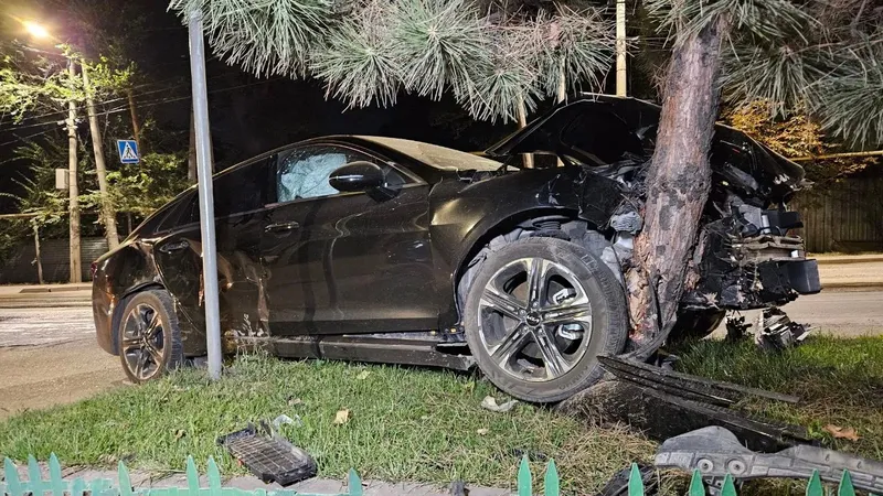 Алматыда екі автокөлік соқтығысты