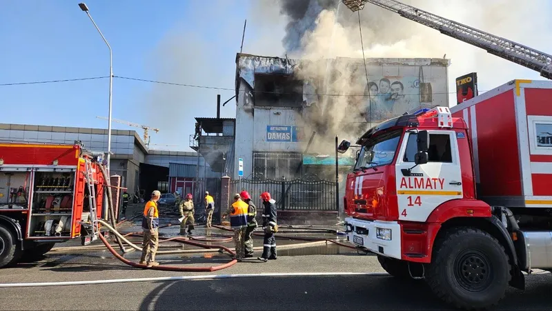 Алматының Алатау ауданында үш қабатты ғимараттағы ірі өрт сөндіріліп жатыр