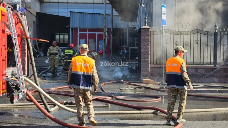 Алматыда үш қабатты ғимараттағы ірі өрт сөндірілді