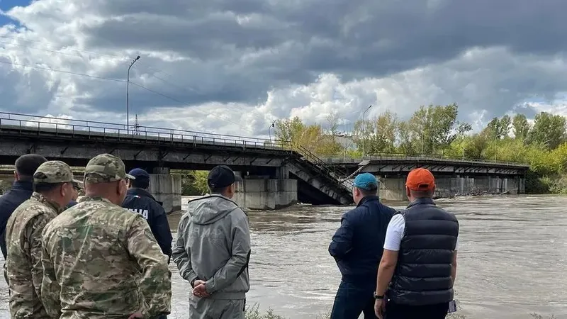 Өскеменде автокөлік көпірінің бір бөлігі опырылып түсті