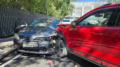 Алматыда екі көлік соқтығысып, үш адам зардап шекті, сурет - Zakon.kz жаңалық 01.09.2025 13:06