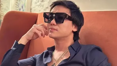 Қайрат Нұртас желіні тағы шулатты: әнші құшақ толы гүлді кімге сыйға тартты , сурет - Zakon.kz жаңалық 03.09.2025 10:11