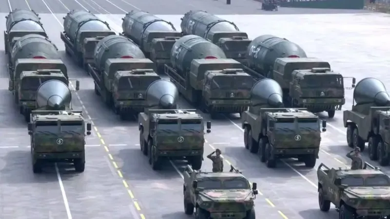 Қытай Бейжіңдегі парадта ядролық әскери техникасын көрсетті