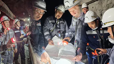 ТЖМ Өнеркәсіптік қауіпсіздік комитеті «Жомарт» кенішіндегі апаттың салдарын жою барысын тексерді  ҚР ТЖМ Өнеркәсіптік қауіпсіздік комитетінің төрағасы Рашид Дубаев пен «Қазақмыс корпорациясы» ЖШС Басқарма төрағасы Нұрахмет Нуриев «Жомарт» кенішінде орын алған апаттың салдарын жою жоспарының жүзеге асу барысын тексерді.  Тексеру барысында оларға болжау және газсыздандыру үшін бұрғыланған техникалық ұңғымалар көрсетілді. Бұл жұмысқа RHINO бұрғылау қондырғысы пайдаланылды. Алдымен бұл қондырғы диаметрі 380 мм болатын бастапқы ұңғыманы бұрғылайды, кейін ол кеңейткіштің көмегімен 2,5 метрге дейін үлкейтіледі.   Келушілердің қатысуымен барлық ұңғымалардағы газдың мөлшері өлшенді. «Спутник-М1» газ талдағышы арқылы алынған нәтиже кеніш атмосферасында газдың жоқ екенін көрсетті. Геобелгілерден түсетін мәлімет кеншілер мен техниканың жұмыс аймағындағы қозғалысын бақылау үшін тікелей Ұлытау облысы Төтенше жағдайлар департаменті мен Өнеркәсіптік қауіпсіздік комитетіне жіберіледі.  Ғ. Омаров атындағы Шахтапроходкалау тресі арнайы желдету өткелі салды. Ол 37 шығыс панелін апаттық аймақтағы төменгі транспорттық штрекпен байланыстырды. Алдағы уақытта бұл өткел таза ауаны жеткізу және суды сору құбырын орнату үшін пайдаланылады.  Сапар қорытындысы бойынша ҚР ТЖМ Өнеркәсіптік қауіпсіздік комитетінің төрағасы атқарылған жұмысқа оң баға беріп, алдағы іс-шаралар жоспарын қатаң сақтаудың маңыздылығын атап өтті., сурет - Zakon.kz жаңалық 03.09.2025 11:38