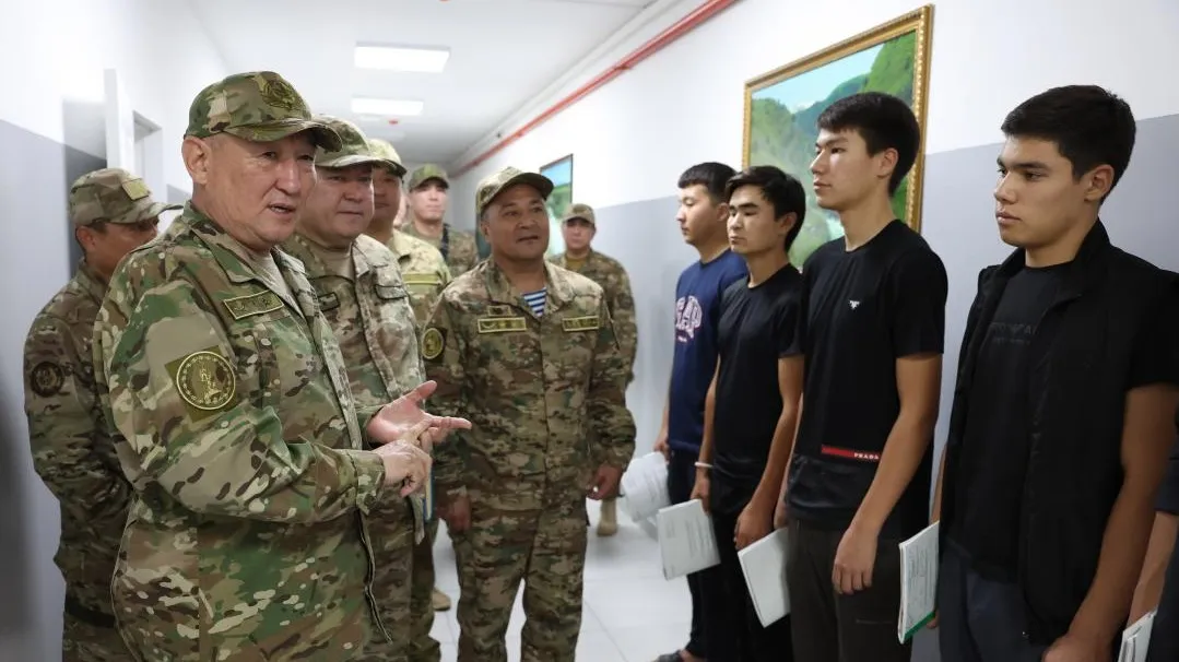 Трусики киген егде жастағы әйелдер Жас әйелмен әдемі порно видео