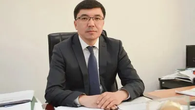 ҚР Қаржы мониторингі агенттігі төрағасының орынбасары Жеңіс Әлемесов 2025 жылғы 4 қыркүйекте Сенат кулуарында еңбек және халықты әлеуметтік қорғау вице-министрі қызметін атқарған Ақмәди Сарбасовтың қандай іске байланысты өтіп жатқанын айтты, деп хабарлайды Zakon.kz тілшісі., сурет - Zakon.kz жаңалық 04.09.2025 12:55