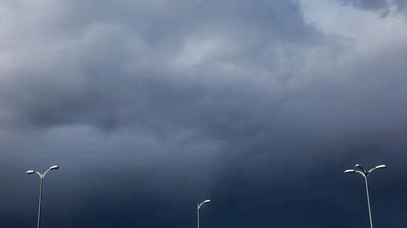 "Тұман, найзағай, қатты жел". Сенбіде еліміздің басым бөлігінде дауылды ескерту жарияланды