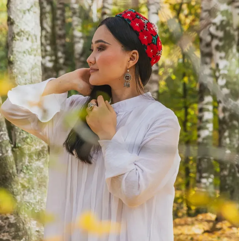 Жалаңаш гимнасттар мен балериналар секіріп жатыр