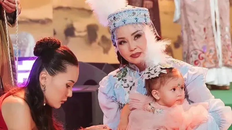 Баян Алагөзованың отбасылық суреті желіде қызу талқыға салынды