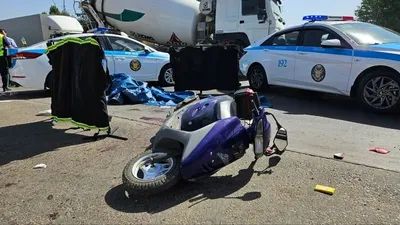 Алматыда 54 жастағы мопед тізгіндеген әйел бетон араластырғыш көлікпен жол апатына түсіп, қаза тапты , сурет - Zakon.kz жаңалық 05.09.2025 13:59