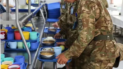 Казармалық жағдайда АҚО әскери қызметшілерін тамақпен қамтамасыз ету: қағидалар бекітілді, сурет - Zakon.kz жаңалық 05.09.2025 13:48