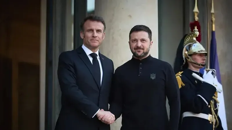 Макрон 26 ел Украинаға әскер жіберуге дайын екенін мәлімдеді