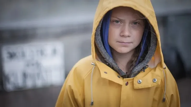 "Адамзат геноцидті тікелей эфирден көруден бас тартуда". Грета Тунберг Стармерге үндеу жолдады