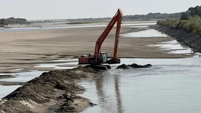 Түркістан облысындағы «Қазсушар» РМК филиалы Көксарай контрреттегішінің бас гидроторабында механикалық тазарту жұмыстарын бастады. Қазіргі уақытта нысаннан лай мен құм арнайы техника арқылы шығарылып жатыр., сурет - Zakon.kz жаңалық 08.09.2025 09:35