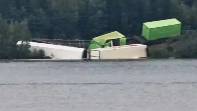 Швецияда оқ-дәрі тиелген пойыз рельстен шығып кетті