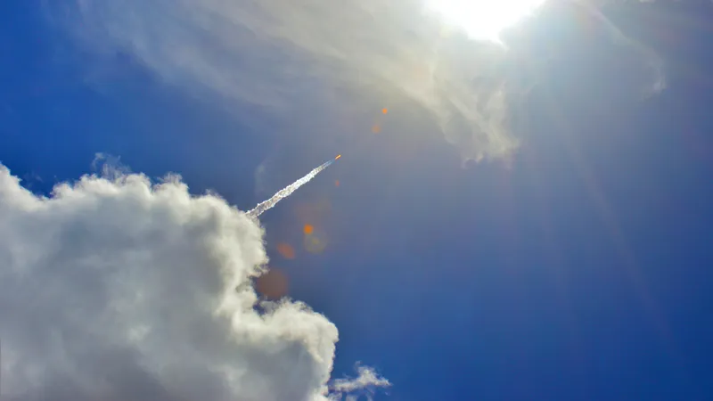 Қытай зымыран ұшырып, үш жерсерікті орбитаға шығарды