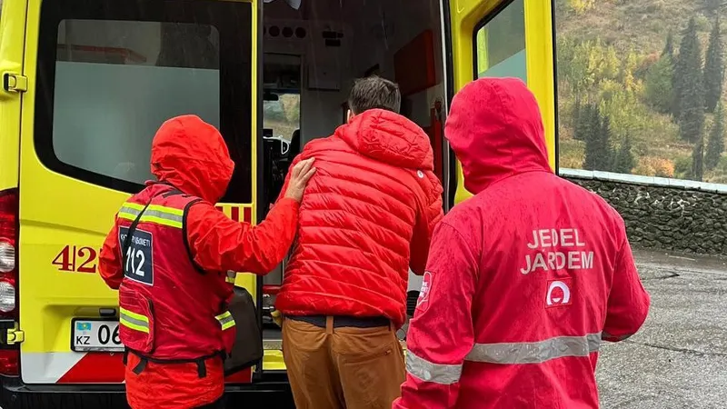 Құтқарушылар Іле Алатауы тауларында аяғын қайырып алған туристке көмекке келді