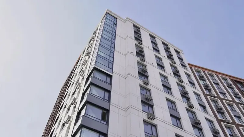 Талғар ауданындағы тұрғын үй кешендерінің бірінде жас жігіт балконнан секіріп кетті