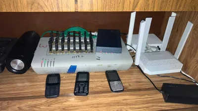 Павлодар қаласындағы пәтерлердің бірінен арнайы жабдық пен телефон карталары қойылған жасырын кеңсе анықталды., сурет - Zakon.kz жаңалық 10.09.2025 11:58