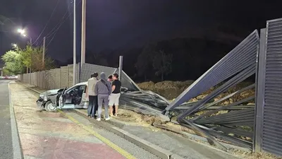 Алматыда Әл-Фараби даңғылында BMW көлігі құрылыс алаңының қоршауына соғылды, сурет - Zakon.kz жаңалық 10.09.2025 09:53