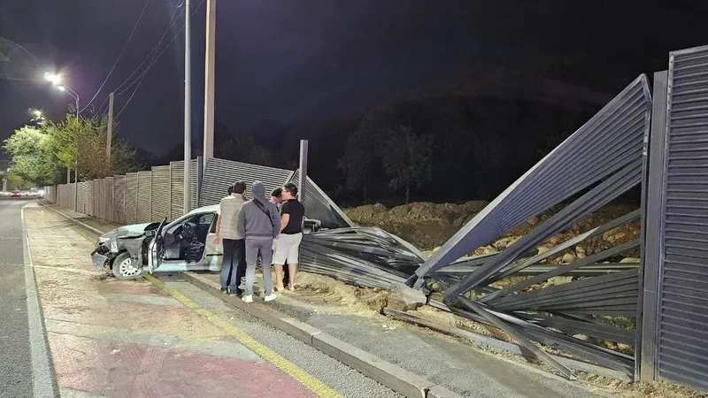 Алматыда Әл-Фараби даңғылында BMW көлігі құрылыс алаңының қоршауына соғылды