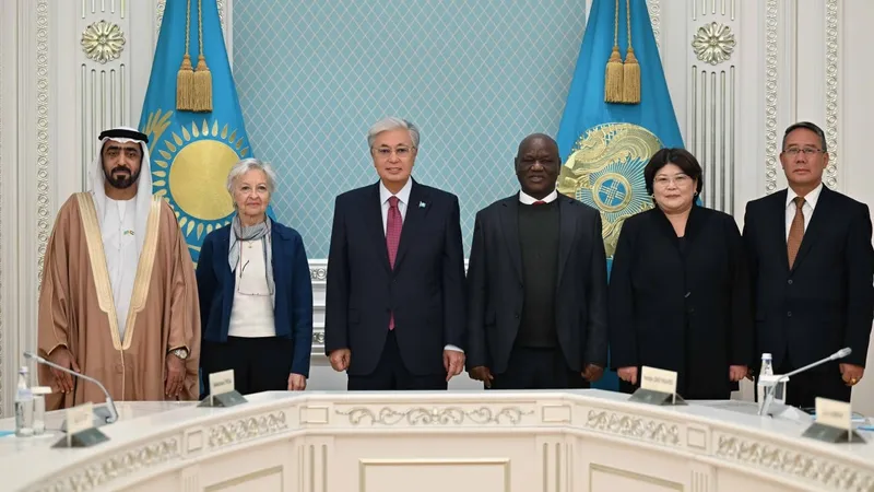 Тоқаев "Бейбітшілік пен болашақ – құқық арқылы" халықаралық форумының қатысушыларымен кездесті