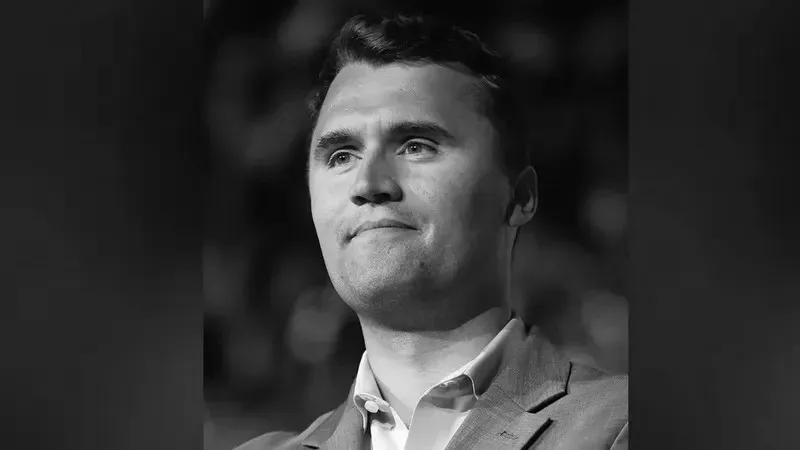 Қыз колготкиге сиды