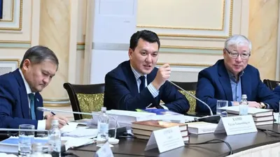 Бүгін Алматыда Мемлекеттік кеңесші Ерлан Қариннің төрағалық етуімен "Қазақстан тарихы: ежелгі дәуірден бүгінге дейін" атты жеті томдық академиялық басылымды әзірлеуге қатысты редакция алқасының кезекті отырысы өтті., сурет - Zakon.kz жаңалық 12.09.2025 17:07