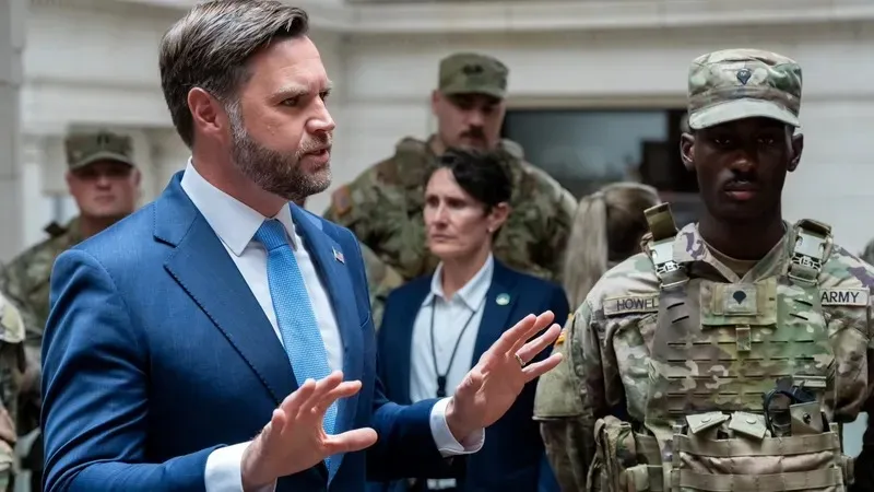 Чарки Кирк: АҚШ вице-президенті белсендінің табытын көтерді