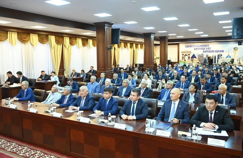 Порно веб-камерада үлкен мүшені мастурбациялайды Мен бірінші минетімді желіде жасадым.