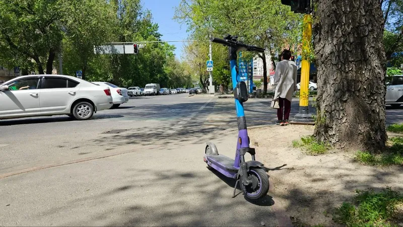 Қазақстанда электросамокатты көшенің кез келген бұрышына тастауға тыйым салынбақ