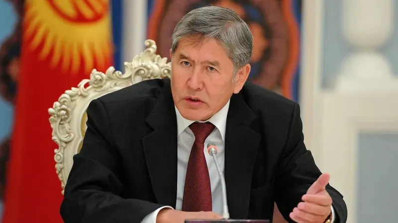 "Жаңбыр астында көшеде қалдырды": Қырғызстанның экс-президентінің отбасын үйінен мәжбүрлі түрде шығарды