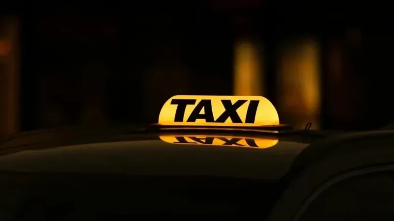 Такси жүргізушісі клиентті ұрып жатыр