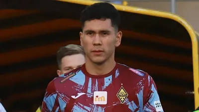 "Қайраттың" жанкүйерлері жақ сүйегін сындырып алған Темірлан Анарбековке қолдау көрсетуде, сурет - Zakon.kz жаңалық 15.09.2025 15:47