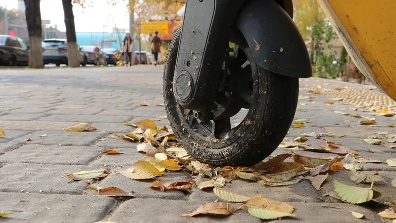 Алматыда самокат мінген адам баланы қағып, оқиға орнынан қашып кетті