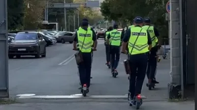 Алматыда полицейлер электросамокатпен патрульдеуге көшті, сурет - Zakon.kz жаңалық 15.09.2025 14:29