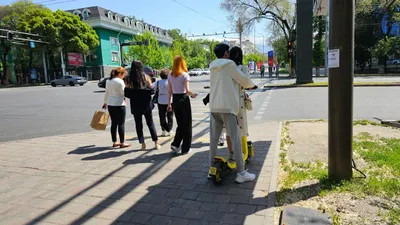 Самокат мінушілерге тротуарда жүруге тыйым салынбақ, сурет - Zakon.kz жаңалық 15.09.2025 17:40