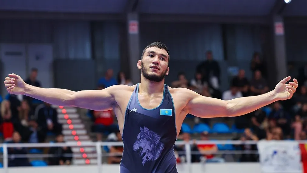 Порно шұлықтағы жетілген әйелдер